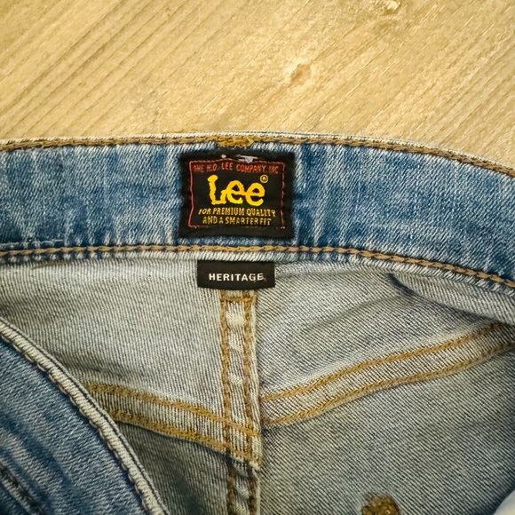 Lee high-waisted, wide-leg blue jeans with a distressed/ripped look, size 0 - Picture 3 of 3